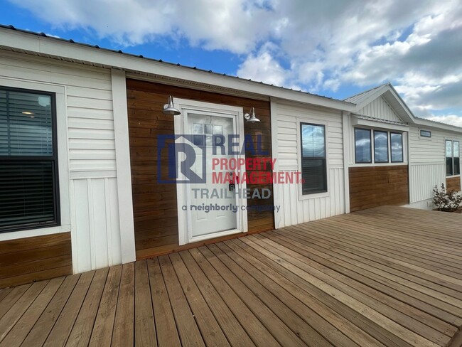 Building Photo - 3 Bed / 2 Bath Farmhouse Styled Home – Move In Ready