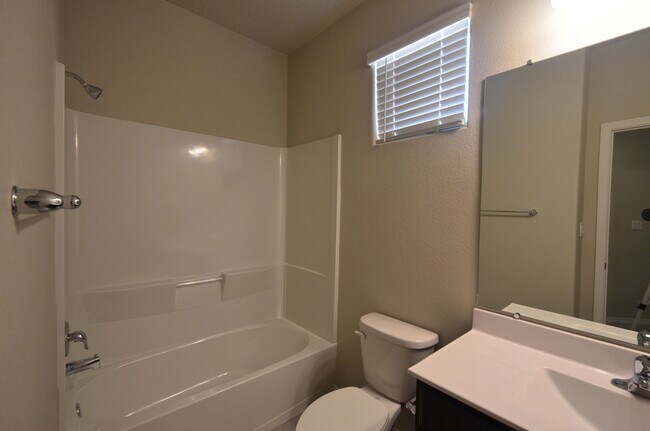 Building Photo - 1426 Valle Vista Rd NW