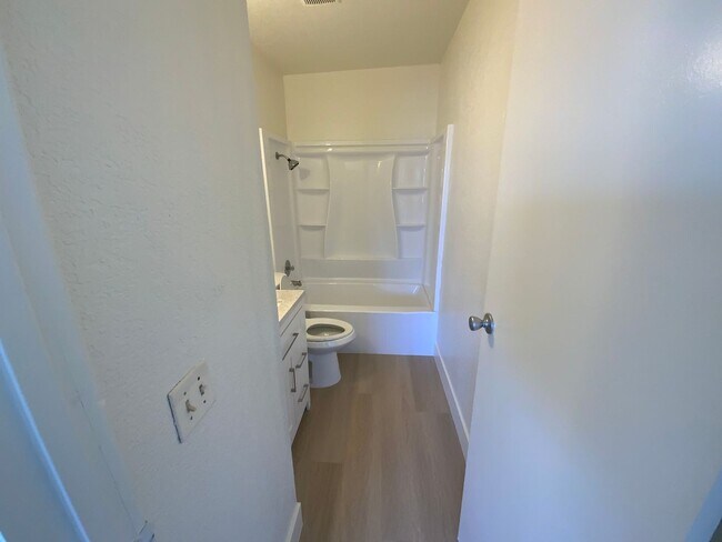 Building Photo - 2 Bed 2 Baths Apartment for Rent!
