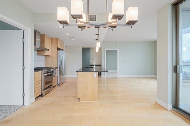 Building Photo - Luxurious 2 Bedroom, 2 Bath High Rise in Downtown Austin