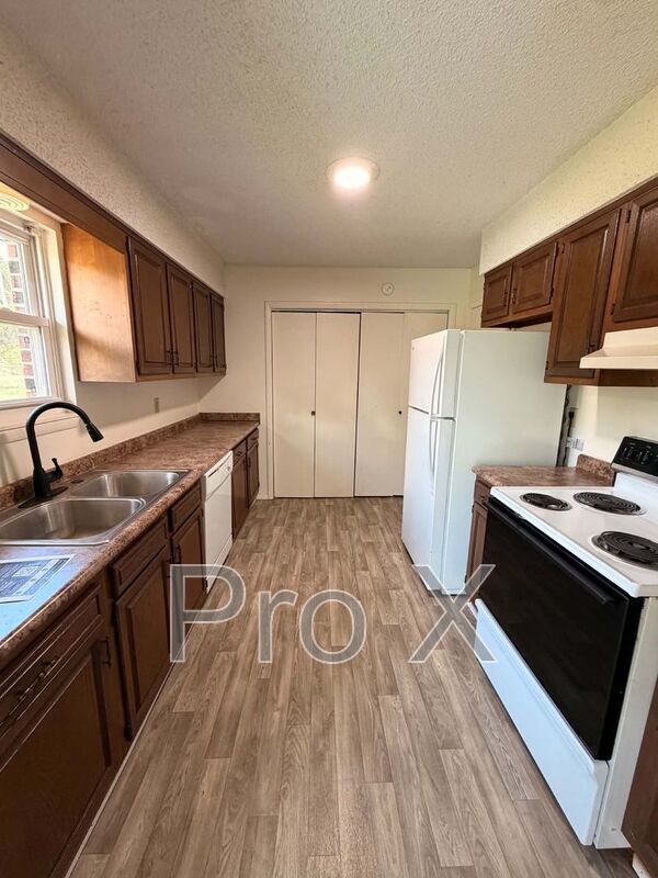Building Photo - 3833 College View Dr