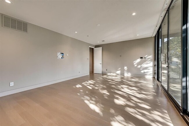 Building Photo - "Luxurious 3-Bed Oasis with 5 Full Baths in Prime Dallas Location - 4,666 Sq Ft of Elegance!"