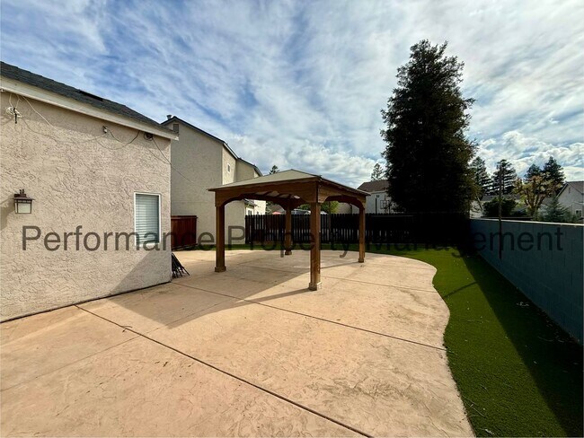 Building Photo - Beautiful 3 Bed/2 Bath Home in Fresno w/ RBP & $0 Deposit Option