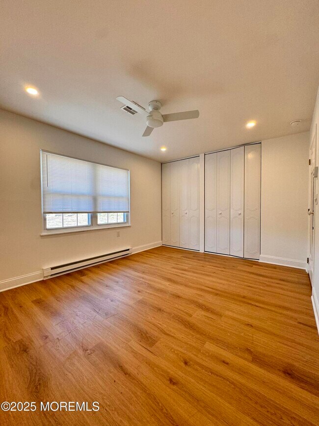 Building Photo - 878 Balmoral Ct
