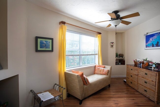 Building Photo - 3 Bedroom 1 bath and 2 half Baths with a g...