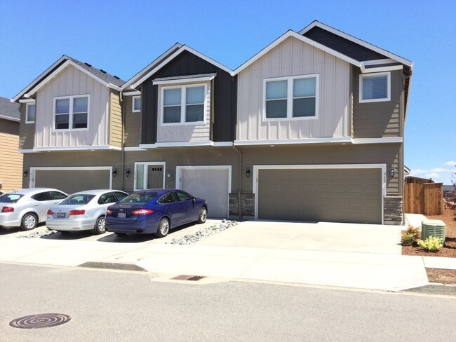 Building Photo - Luxury Townhome in Ridgefield