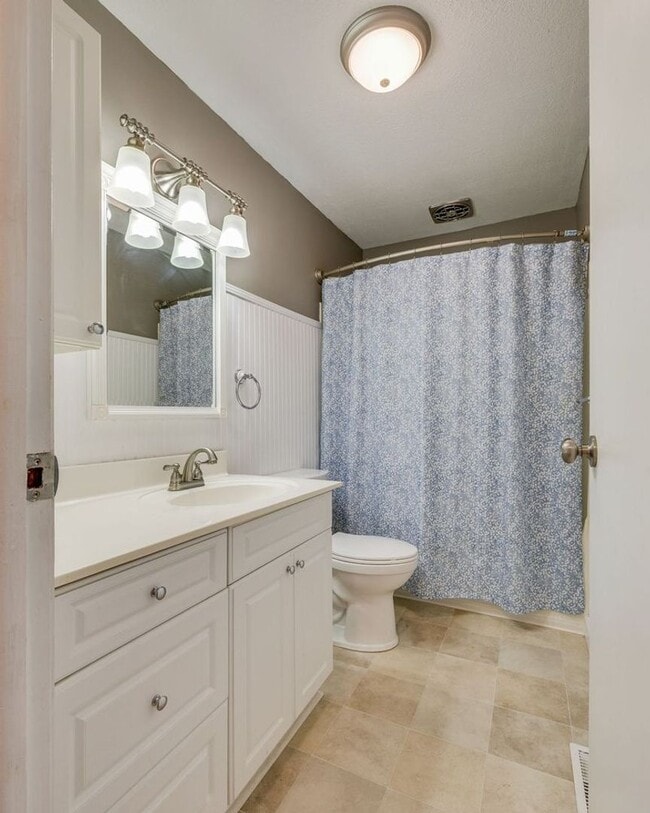 Building Photo - Beautifully updated 3 BR 1 BA home with ex...