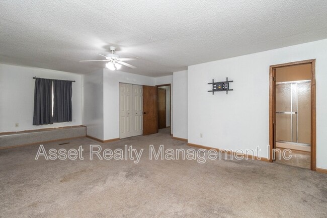 Building Photo - 817 Ridgeview Dr