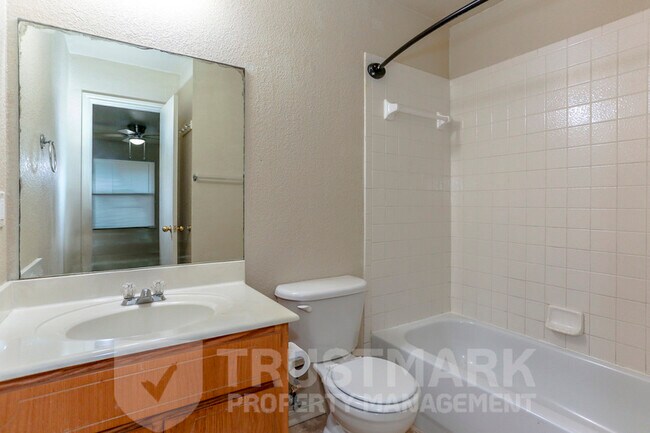 Building Photo - 932 Maplewood Dr