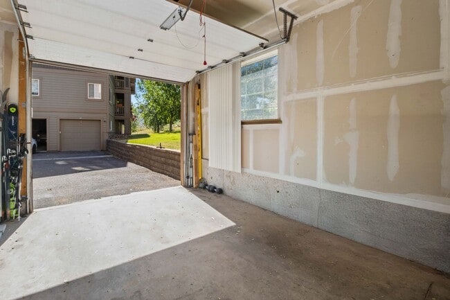 Building Photo - Three Bedroom Condo on the River