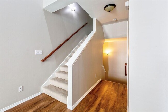 Building Photo - 1247 W 17th St