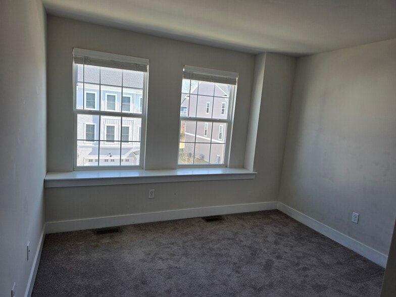 Building Photo - 226 Red Leaf Ln