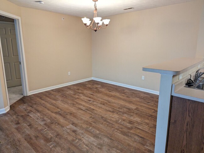 Building Photo - AVAILABLE SOON - Convenient 2 Bed/2 Full Bath Condo in Beavercreek!