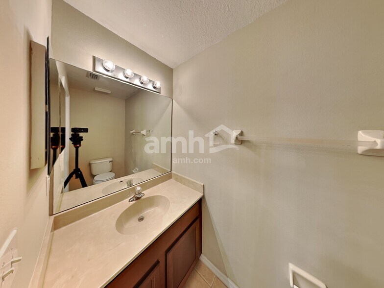 Building Photo - 12109 Tree Haven Ave