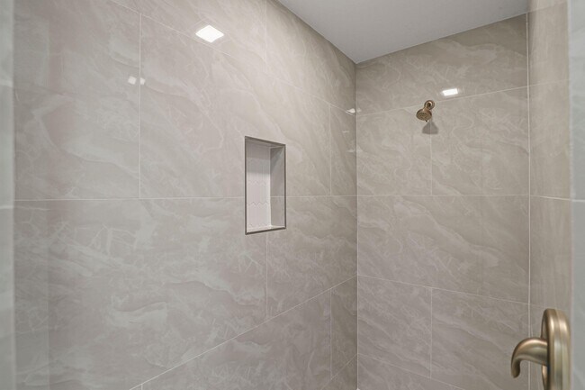 Building Photo - 5906 Hickory Dr