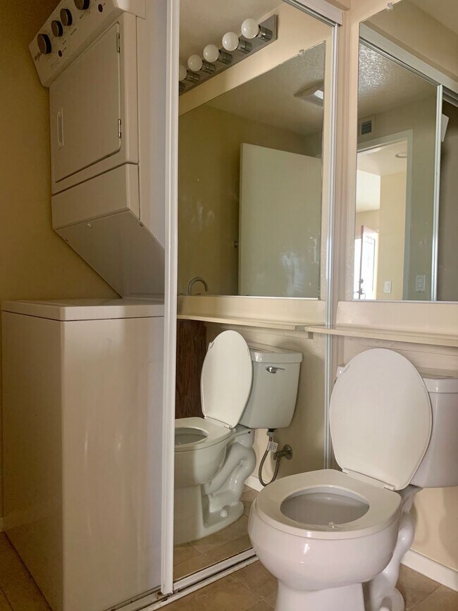 Building Photo - Gorgeous 2BR/2.5BA Condo in University City/Golden Triangle