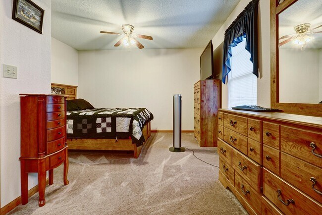 Building Photo - 3410 Zinnia Dr