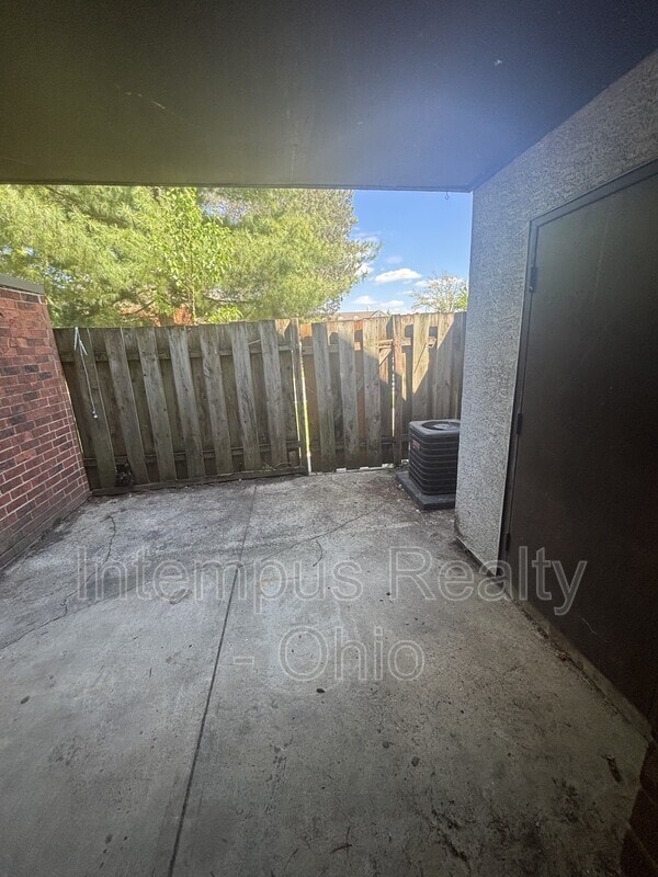 Building Photo - 10 King Arthur Ct