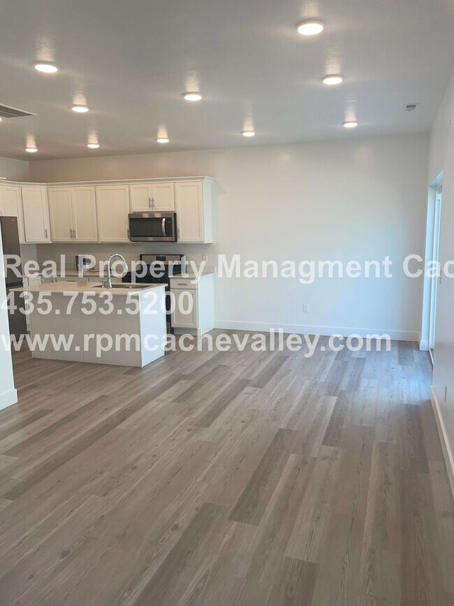 Building Photo - 566 N 245 E