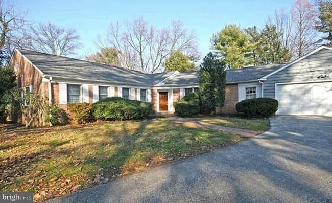 Building Photo - 1121 Club House Rd