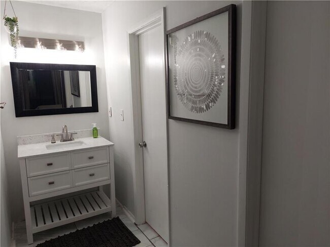 Building Photo - 1003 Dunbar Dr