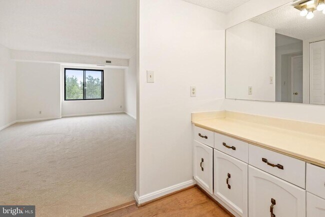 Building Photo - 3800 Powell Ln