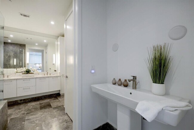 Building Photo - 501 West Ave