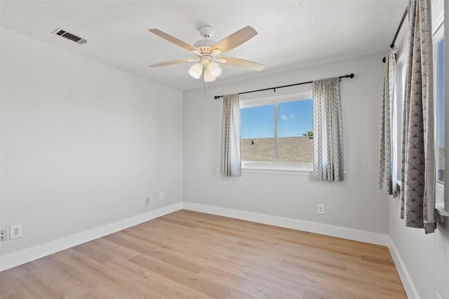 Building Photo - 4034 Reeves Dr