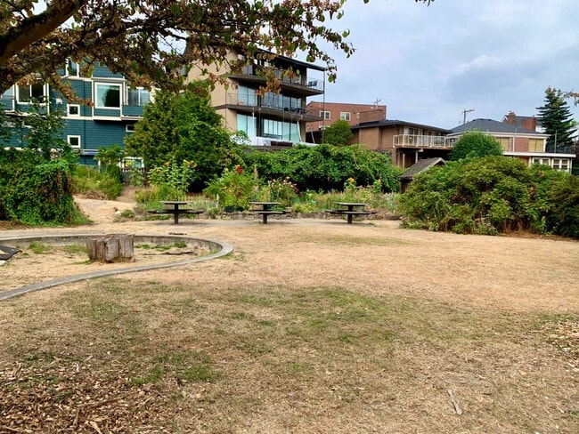 Building Photo - FAIRYTALE OF 1819 LLC QUEEN ANNE