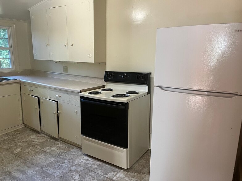 Building Photo - 295 Sycamore Dr