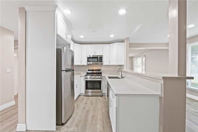 Building Photo - 445 Fullerton Ave