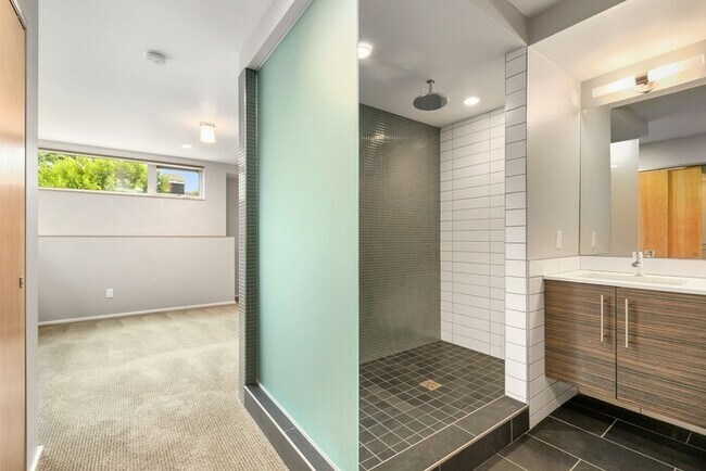 Building Photo - Gorgeous VIEW Townhome w/ 2 Master Suites in Coveted Eastlake