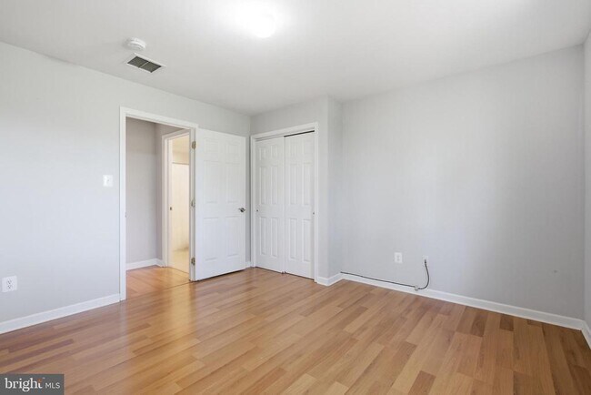 Building Photo - 27 Darien Way
