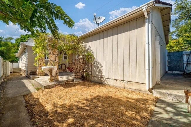 Building Photo - Welcome to this stunning 4-bedroom, 2-bath...