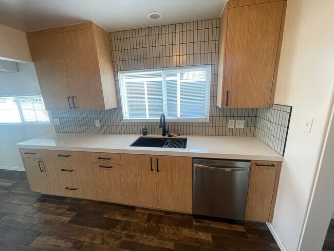 Building Photo - Beautiful 2 Bedroom Home with Large Yard