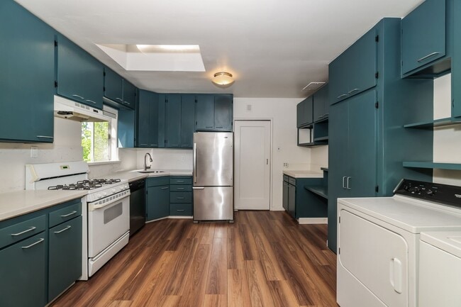 Building Photo - Available 2 Bedroom Home In Redwood Heights!