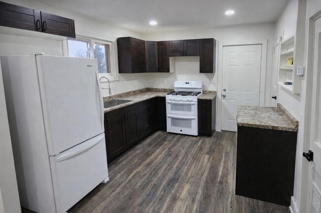 Building Photo - 402 4th St S