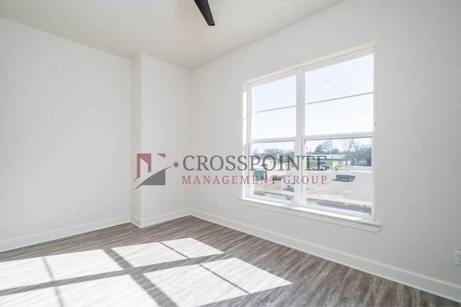 Building Photo - Luxury 3 bedroom, 3.5 Bath, 2 Car Garage Townhome- Fully Furnished!