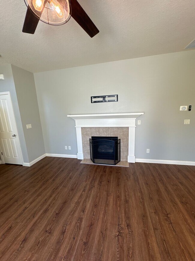 Building Photo - Beautiful 3 bedroom with bonus loft area i...