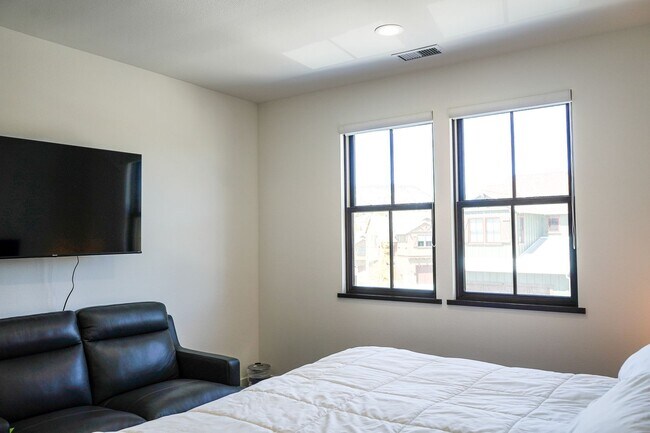 Building Photo - Live Comfortably at CreekHouse – Available...