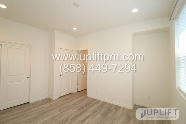 Building Photo - 3 Bedroom, 3.5 bathroom Three story Luxury...