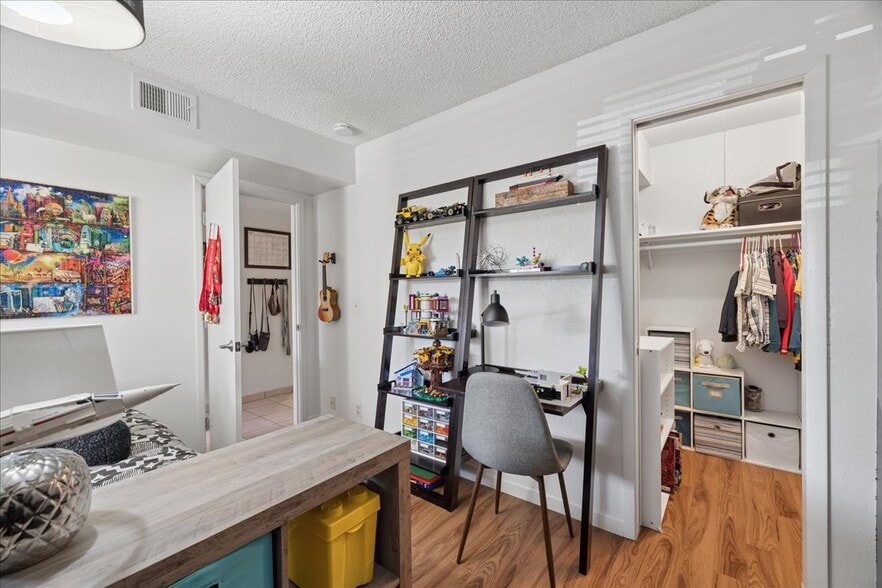 2nd bedroom w/walk in closet - 4150 E Cactus Rd