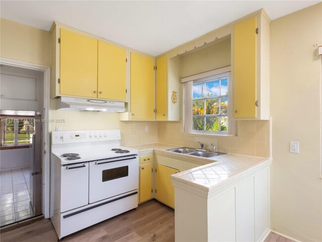 Building Photo - 3 bedroom in Miami FL 33147