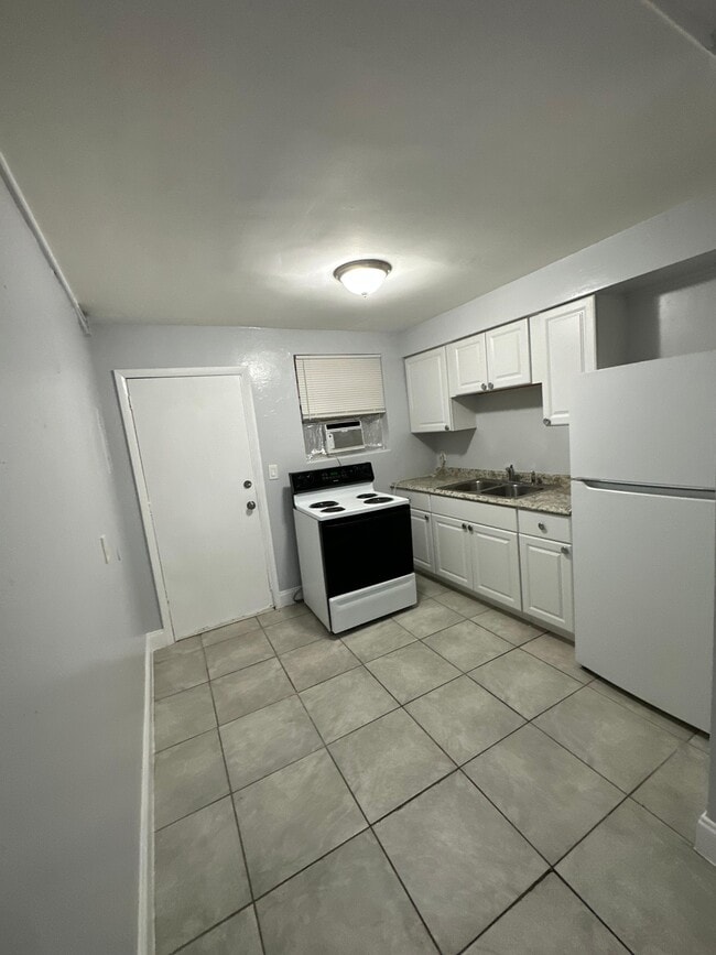 Building Photo - 2004 Palafox St