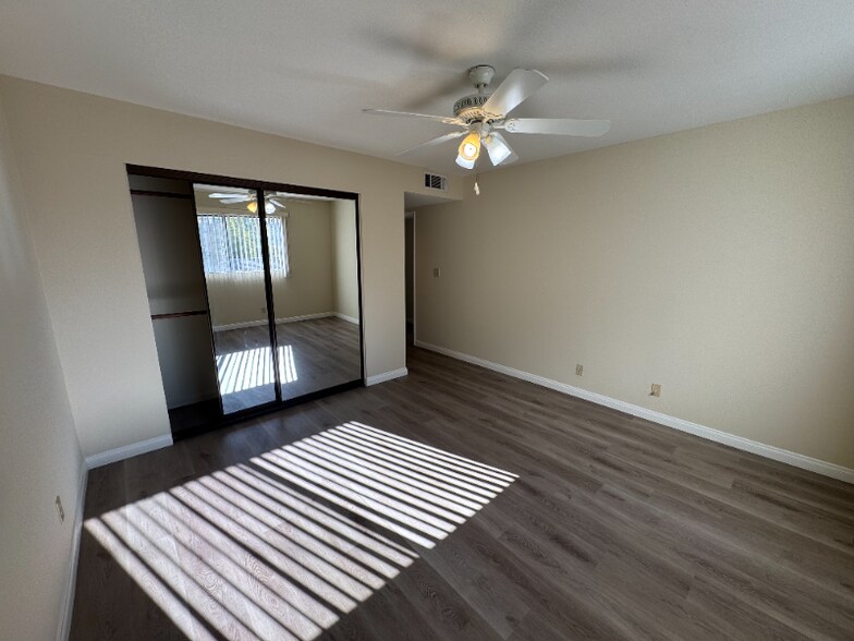 Building Photo - 515 E Elmwood Ave