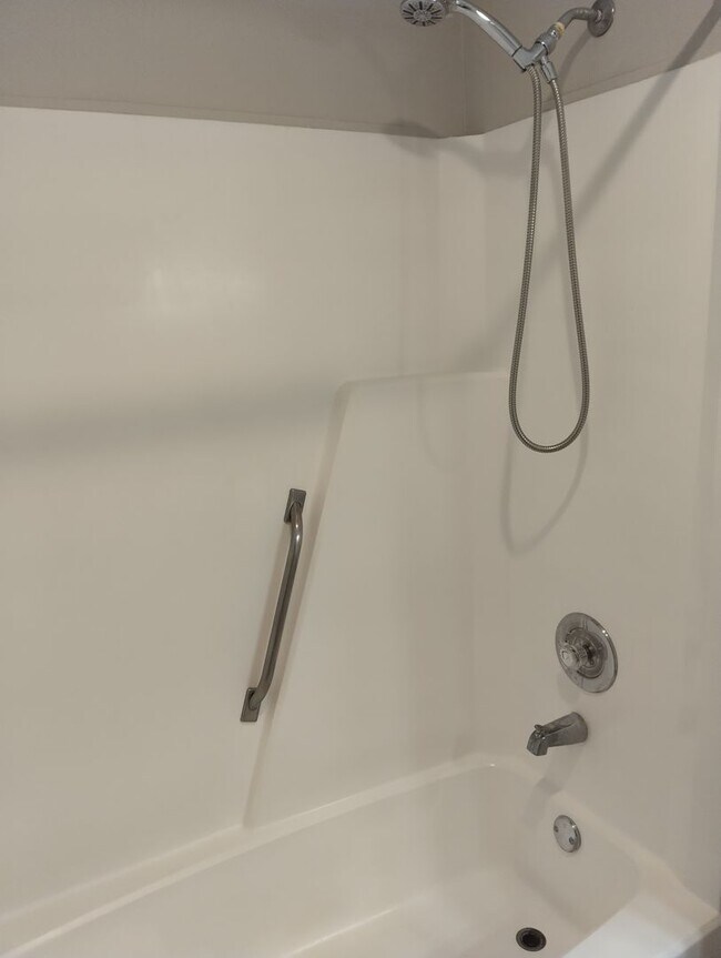 Building Photo - Newly Renovated 2bd/1ba apartment