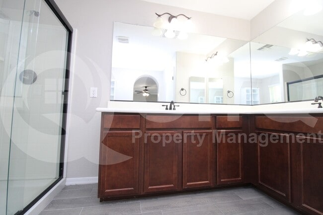 Building Photo - 947 S Utilis Dr