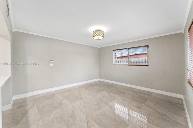 Building Photo - 810 E 9th Pl