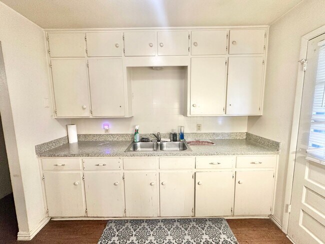 Building Photo - Charming 3BR Home with Large Yard & Easy I-35 Access Near Denton