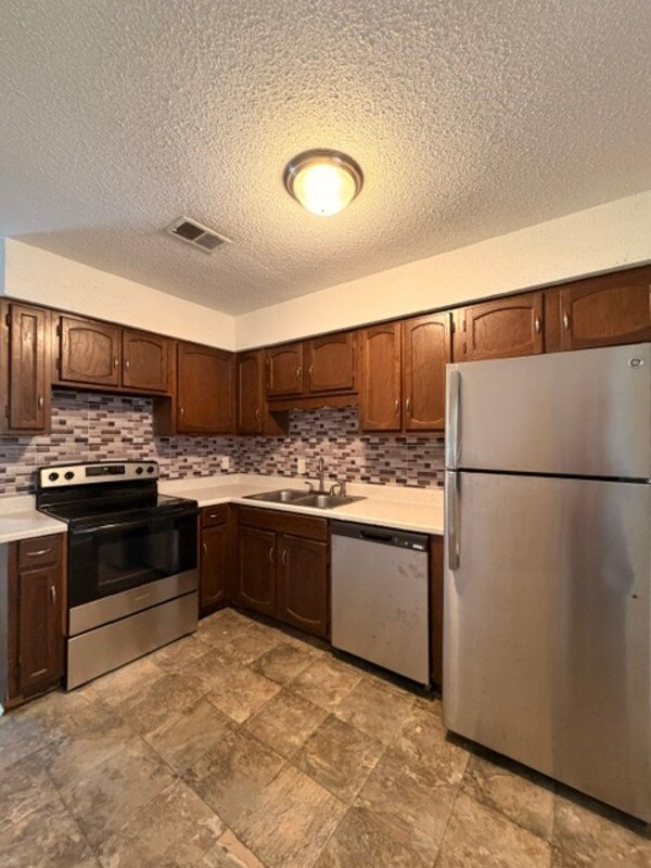Building Photo - 2116 Greenoaks Rd